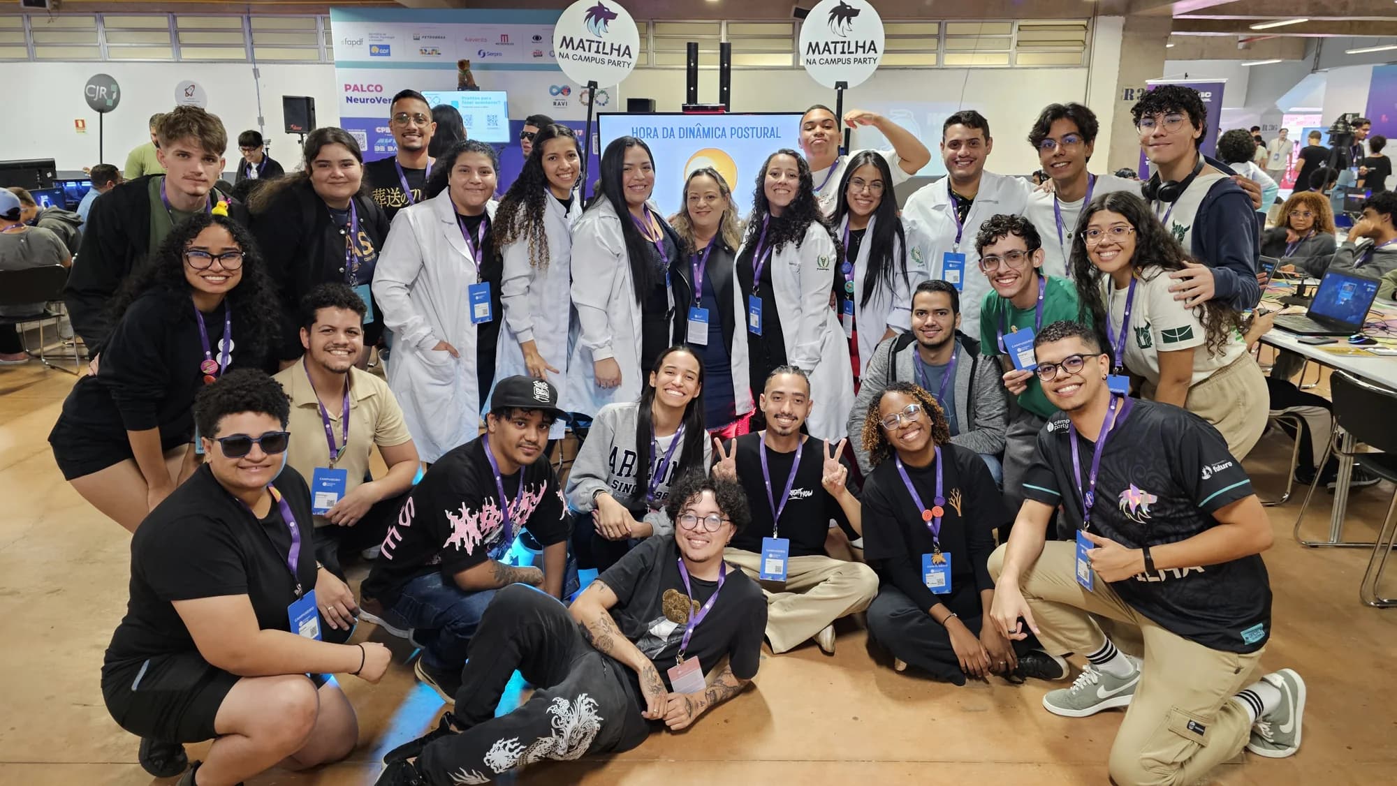 Equipe e participantes da comunidade Matilha em evento de tecnologia